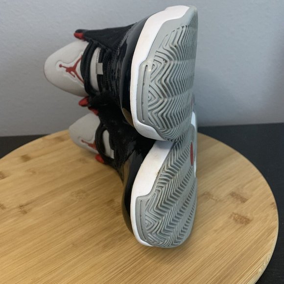 Nike Air Jordan Max Aura 2 Black/Red Youth Sneakers Shoes CN8094-006 Size 6Y EUC - Picture 8 of 9